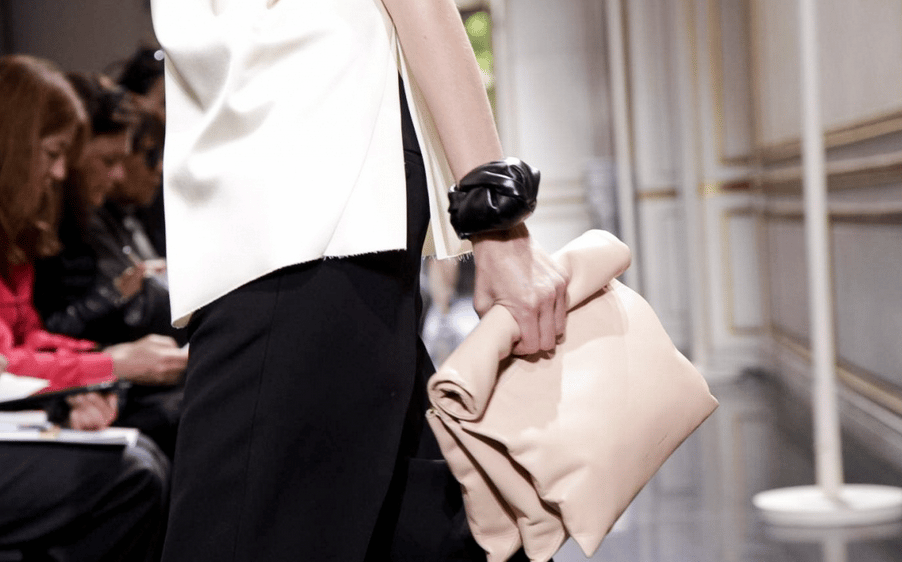How to wear a purse clutch bag | Eliem.fashion