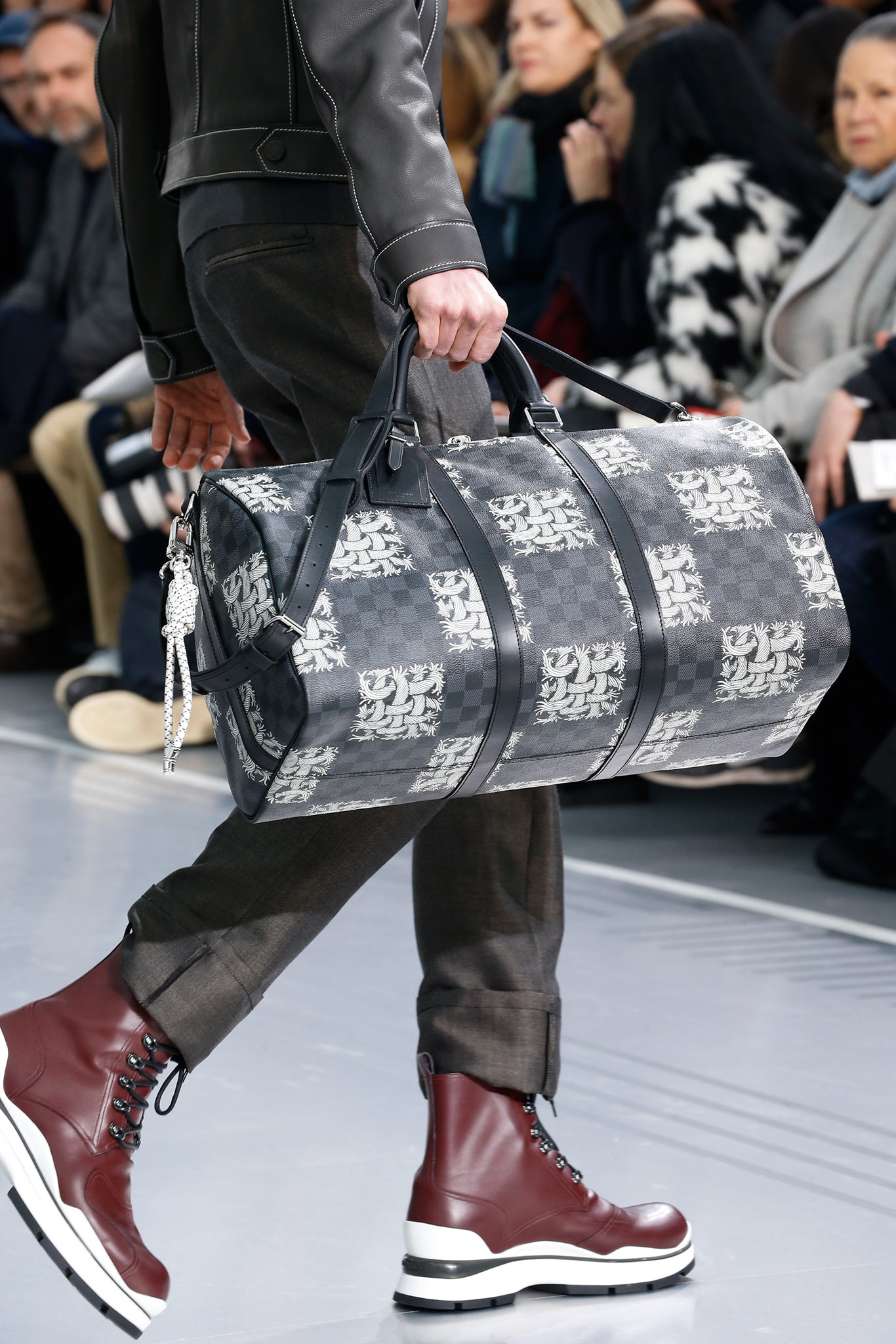 CrashingRED Styling Louis Vuitton bag: casual chic - CrashingRED
