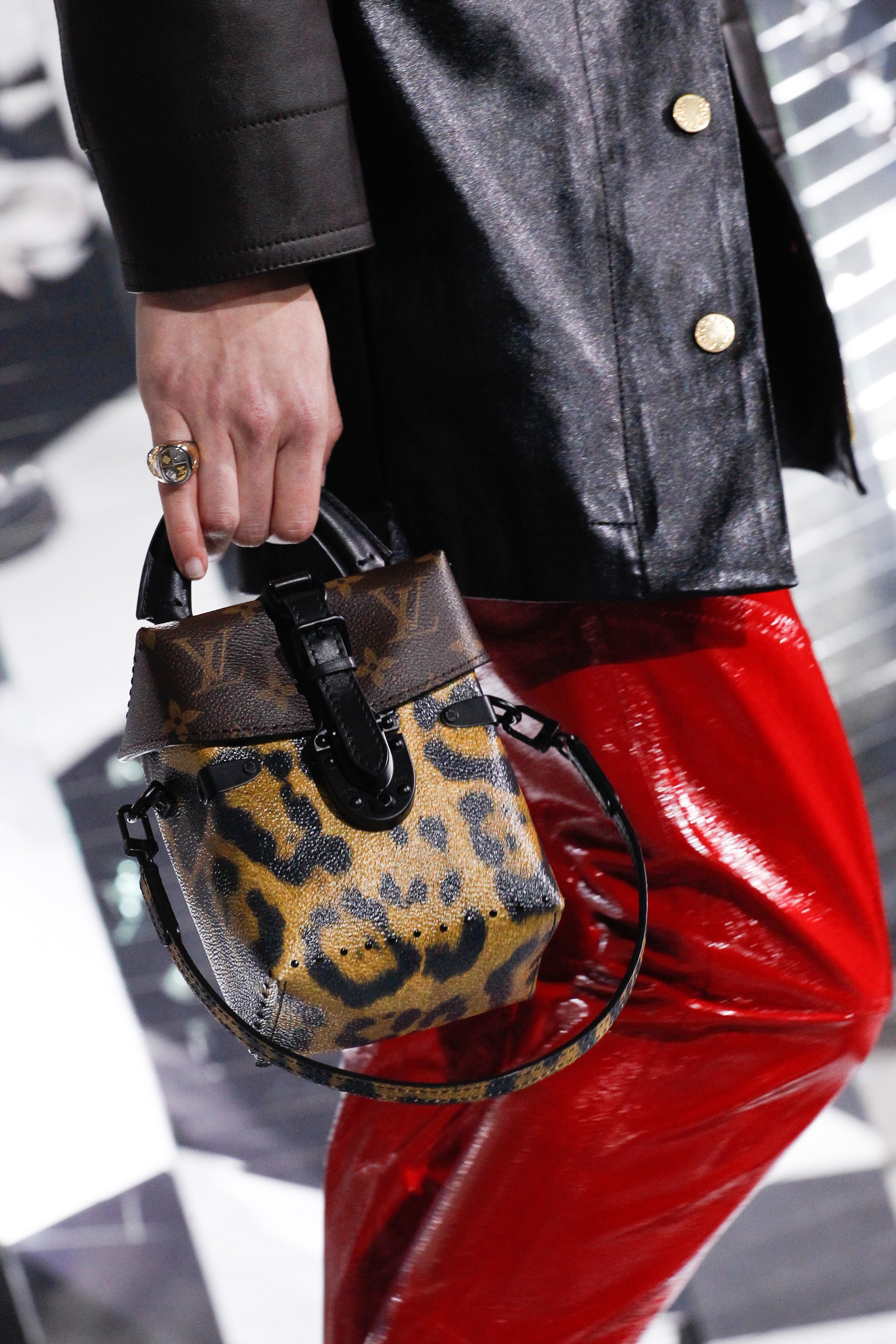 regiment Venture fange Louis Vuitton Fall/Winter 2016 Runway Bag Collection - Spotted Fashion