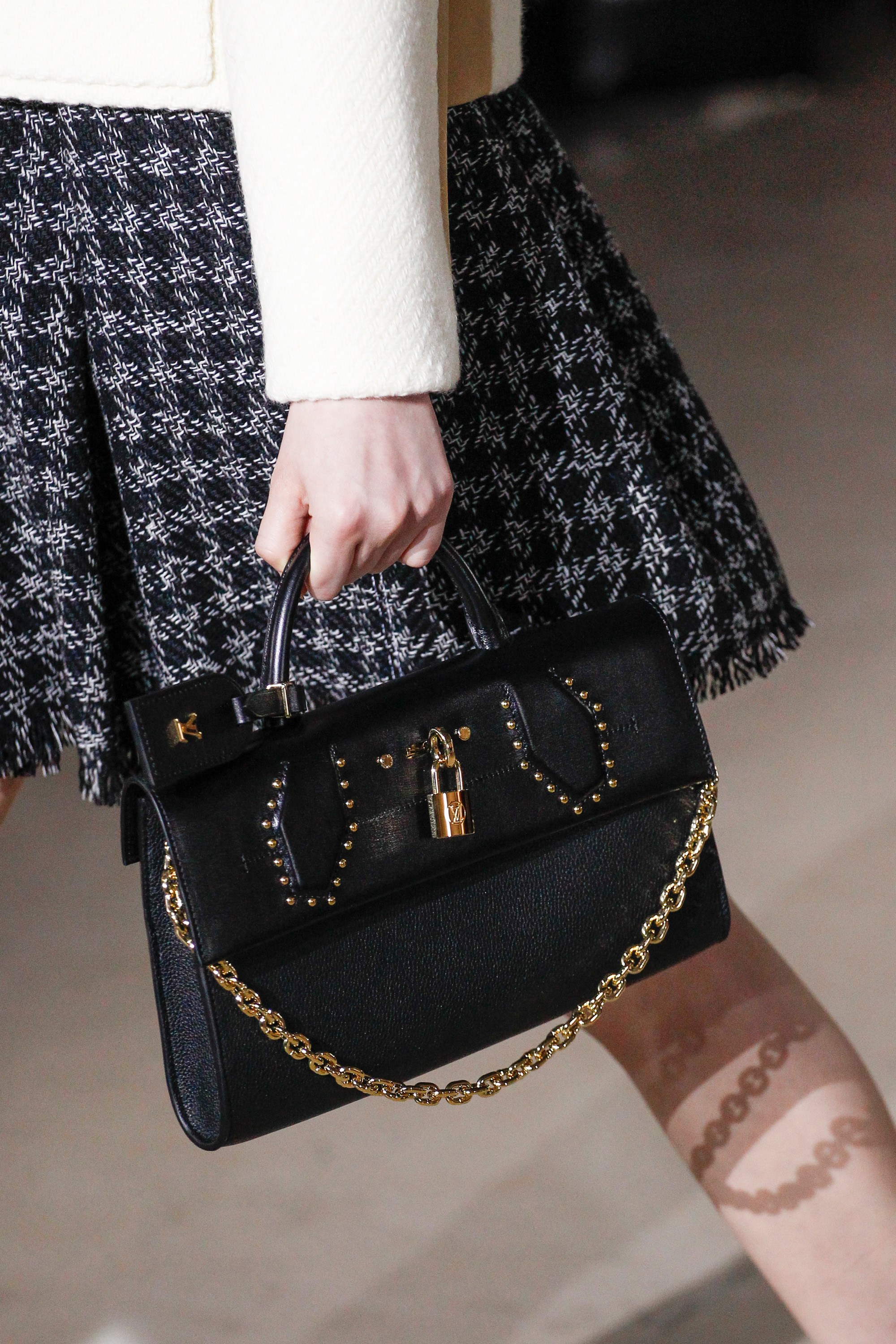 Bucket cloth handbag Louis Vuitton Black in Cloth - 17219505